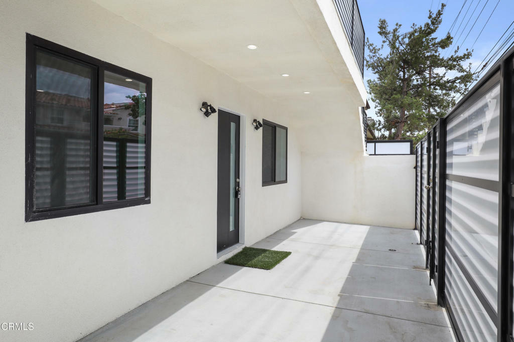 Property Photo: 112 N Kenneth Road 101 CA 91501