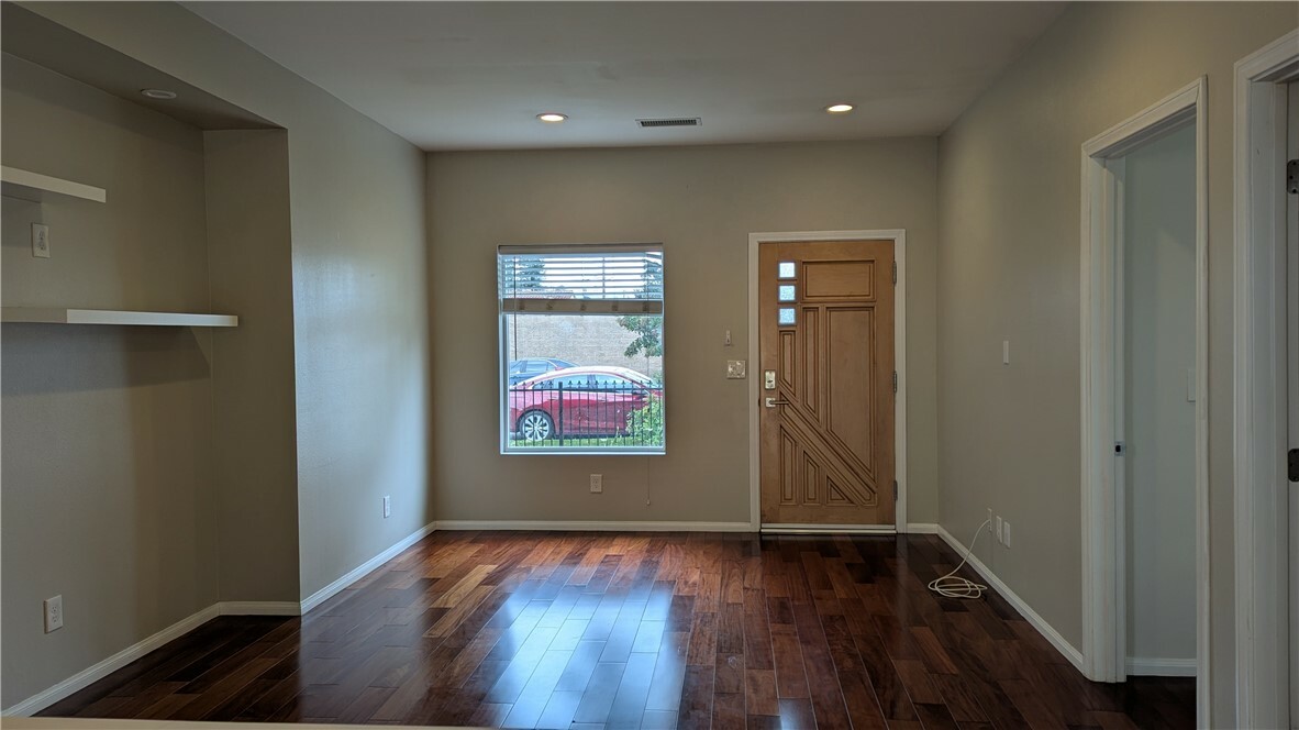 Property Photo:  1110 Burnett St  CA 90755 