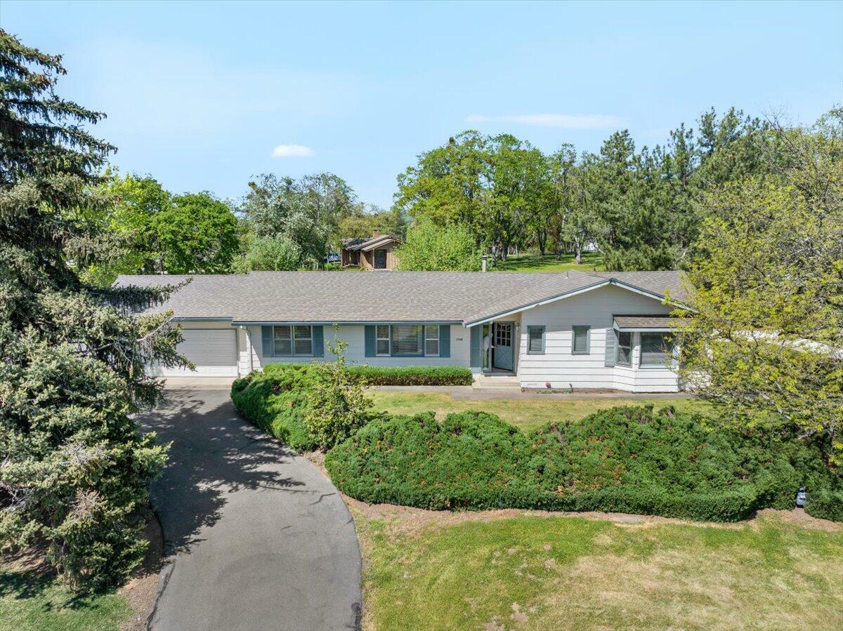 Property Photo: 1745 Oakmont Drive OR 97504
