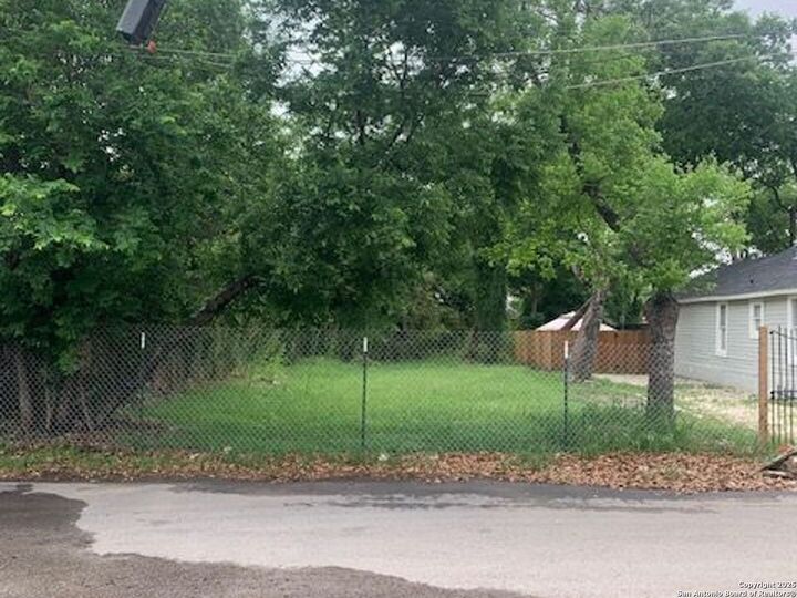 Property Photo: 318 Trail Street TX 78212