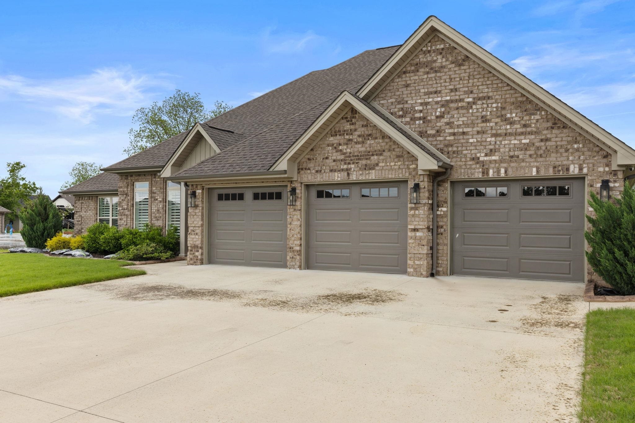 Property Photo: 302 Magnolia Dr AL 35661 - MUSCLE S