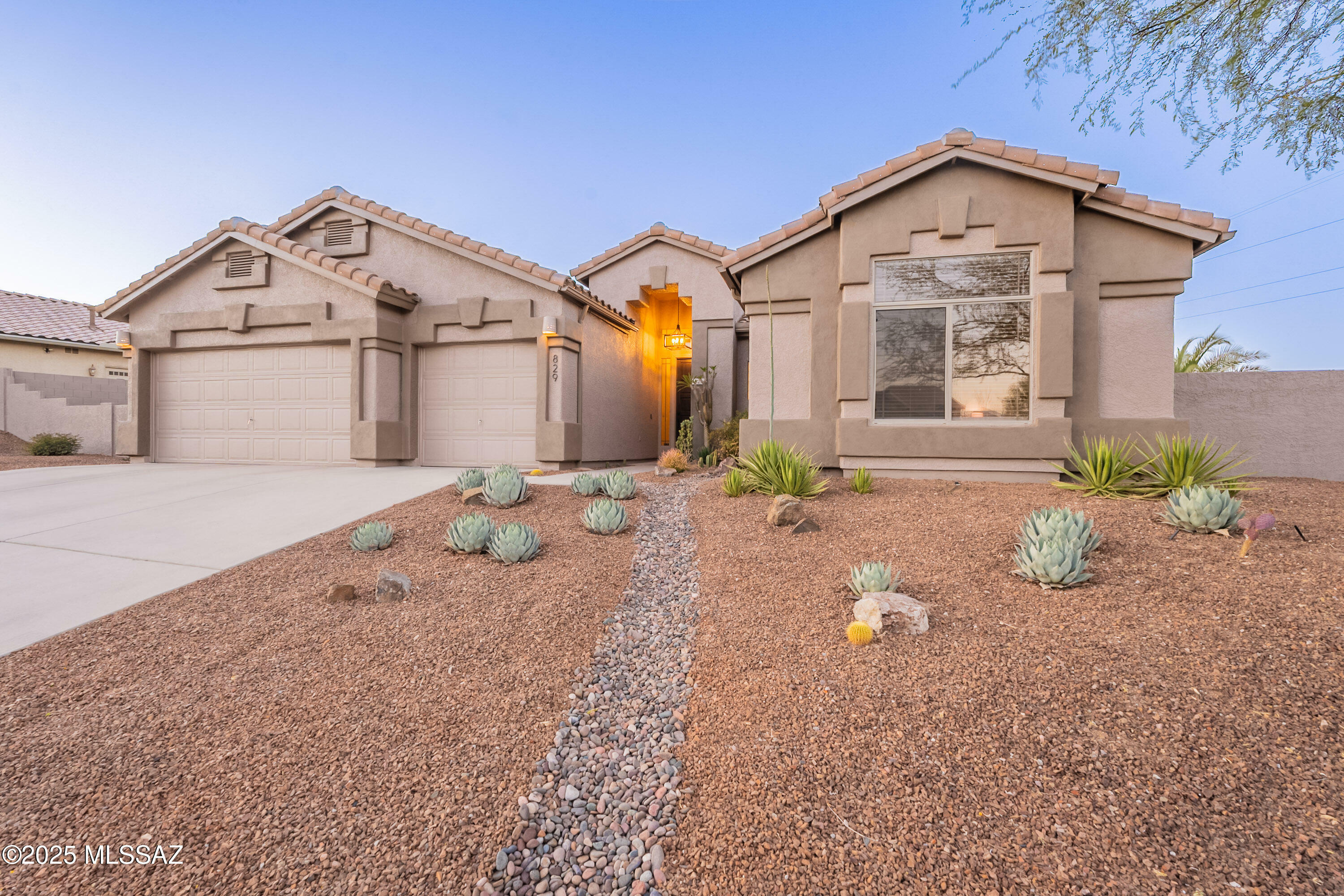 Property Photo: 829 E Hickman Drive AZ 85737