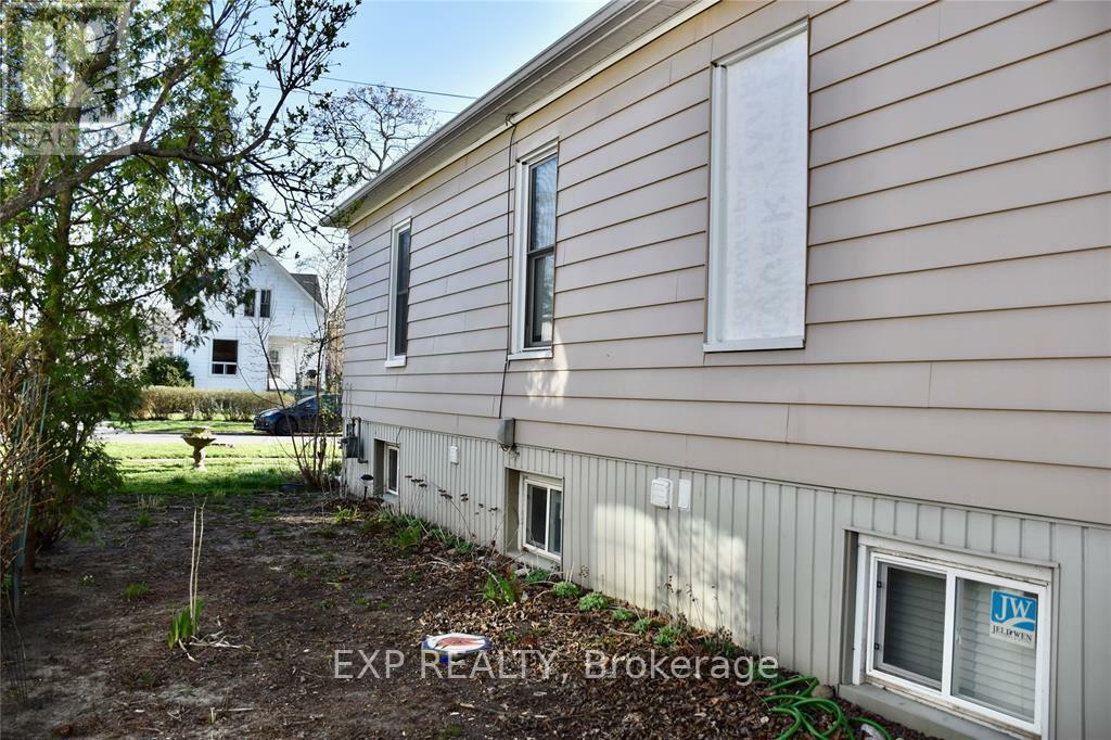 Property Photo:  408 Cromwell Street  ON N7T 3Z1 