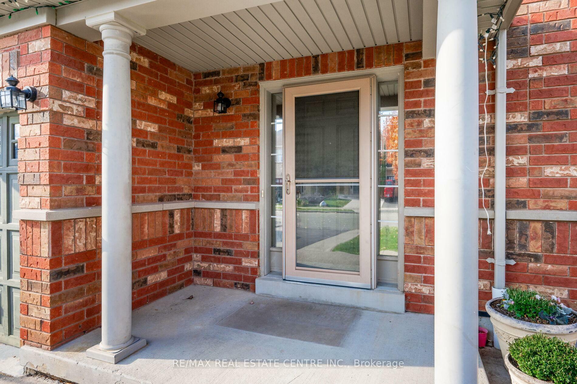 Property Photo: 37 Hollingsworth Circle ON L7A 0J7