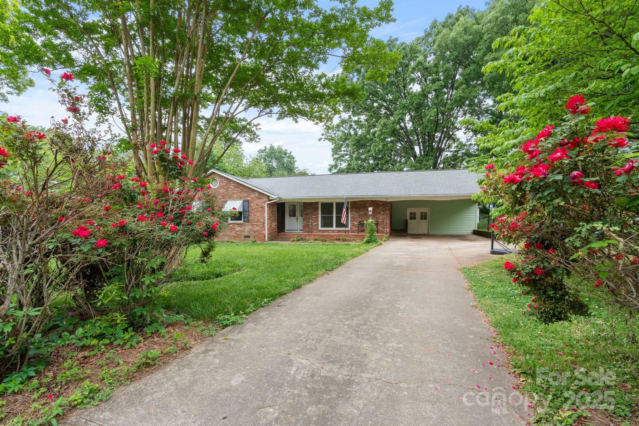 Property Photo: 8903 Larchmont Circle NC 28214