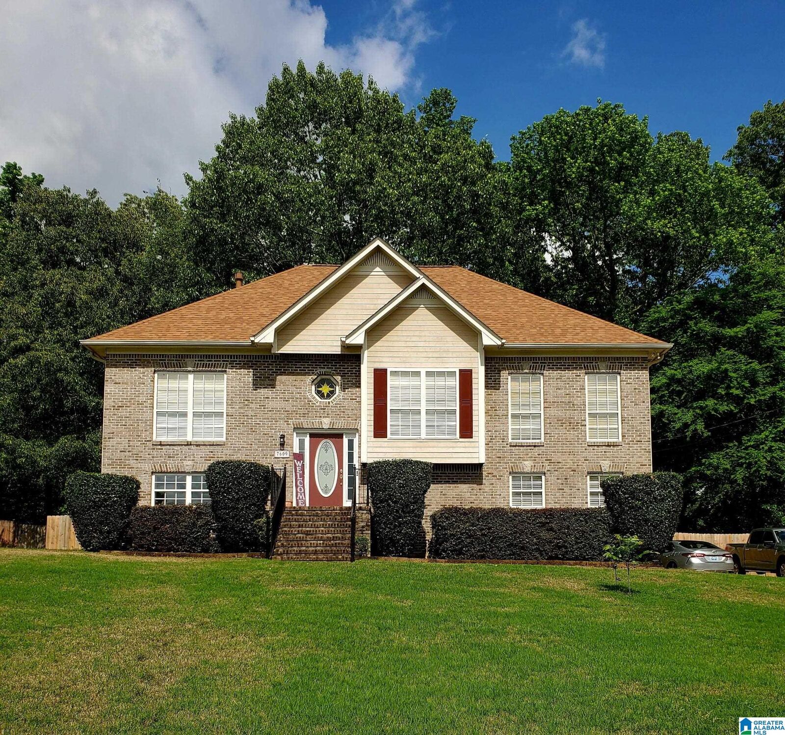 Property Photo: 7609 Azalea Circle AL 35173