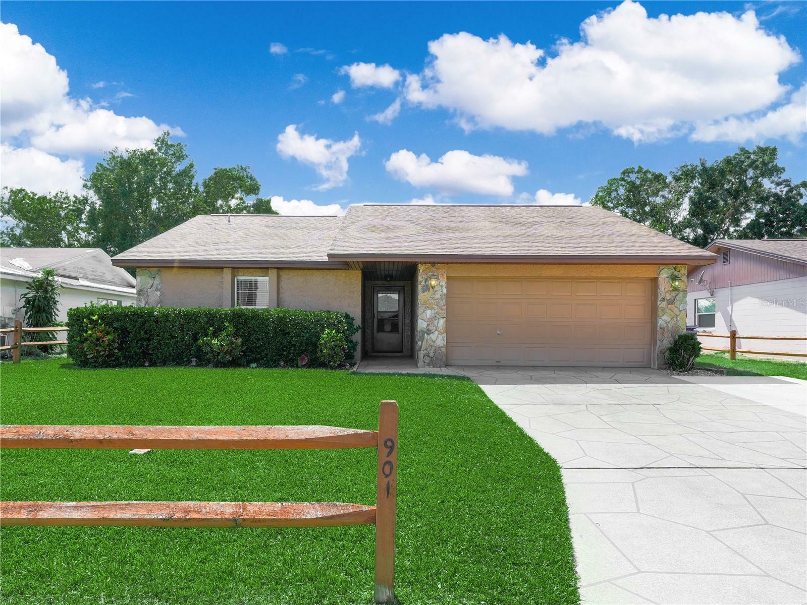 Property Photo: 901 Spicewood Drive FL 33801