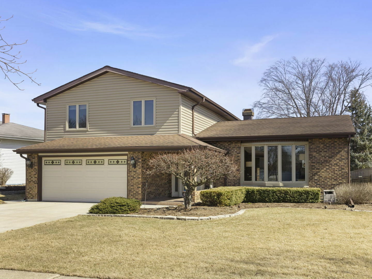 Property Photo: 1221 N Hickory Trail IL 60101