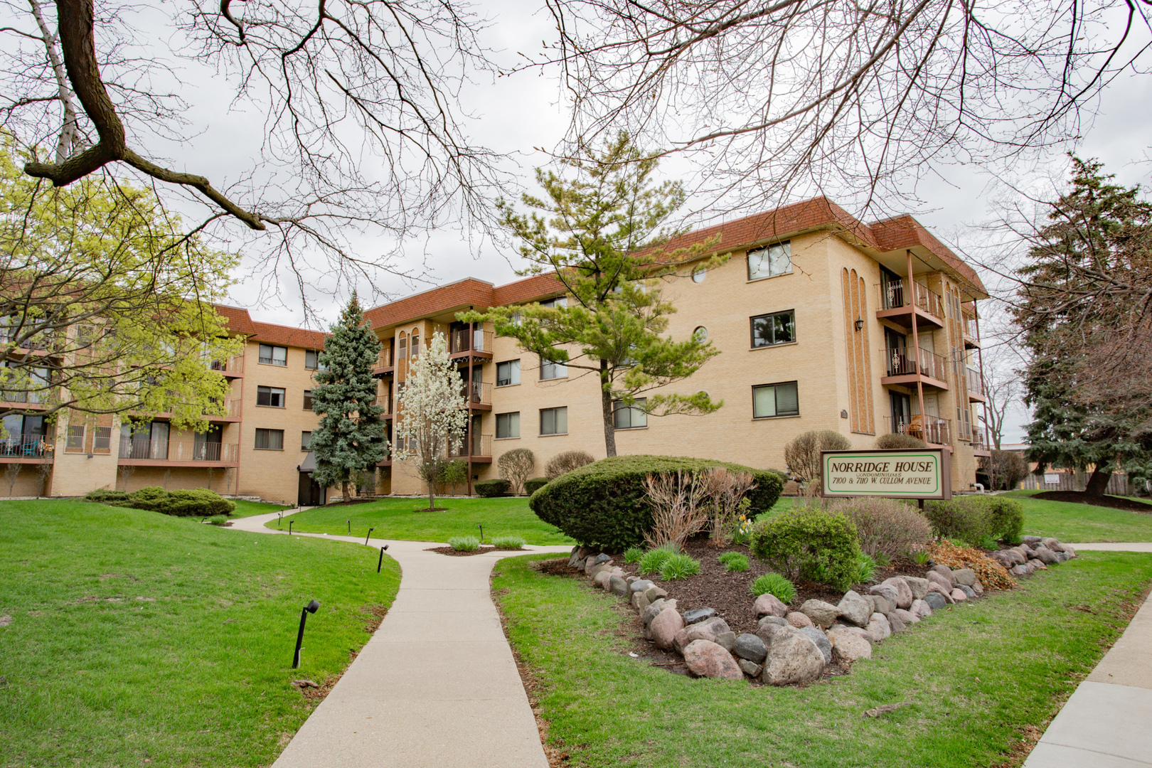 Property Photo: 7100 W Cullom Avenue 212 IL 60706