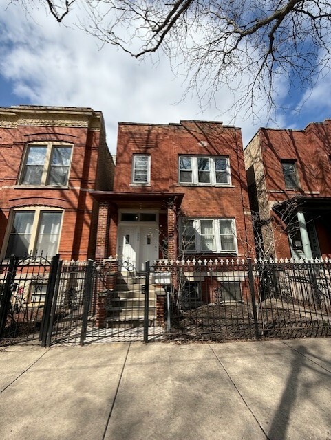 Property Photo: 2648 W Thomas Street 2 IL 60622
