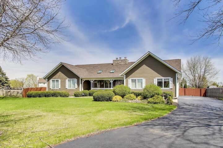 Property Photo:  2502 S Hidden Trail  IL 60081 