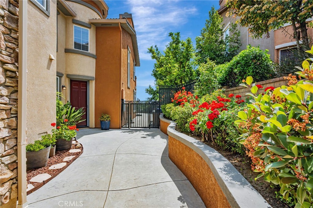 Property Photo: 25632 Via Ventana CA 91381