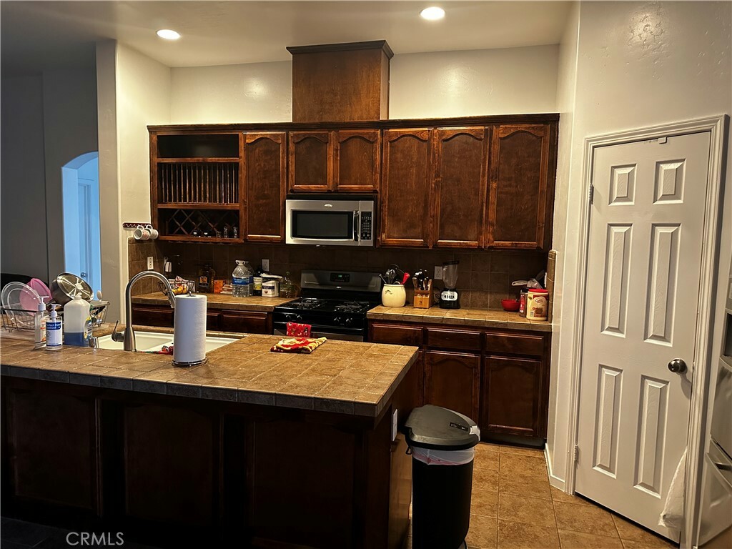 Property Photo: 2103 Delgada Court CA 93313