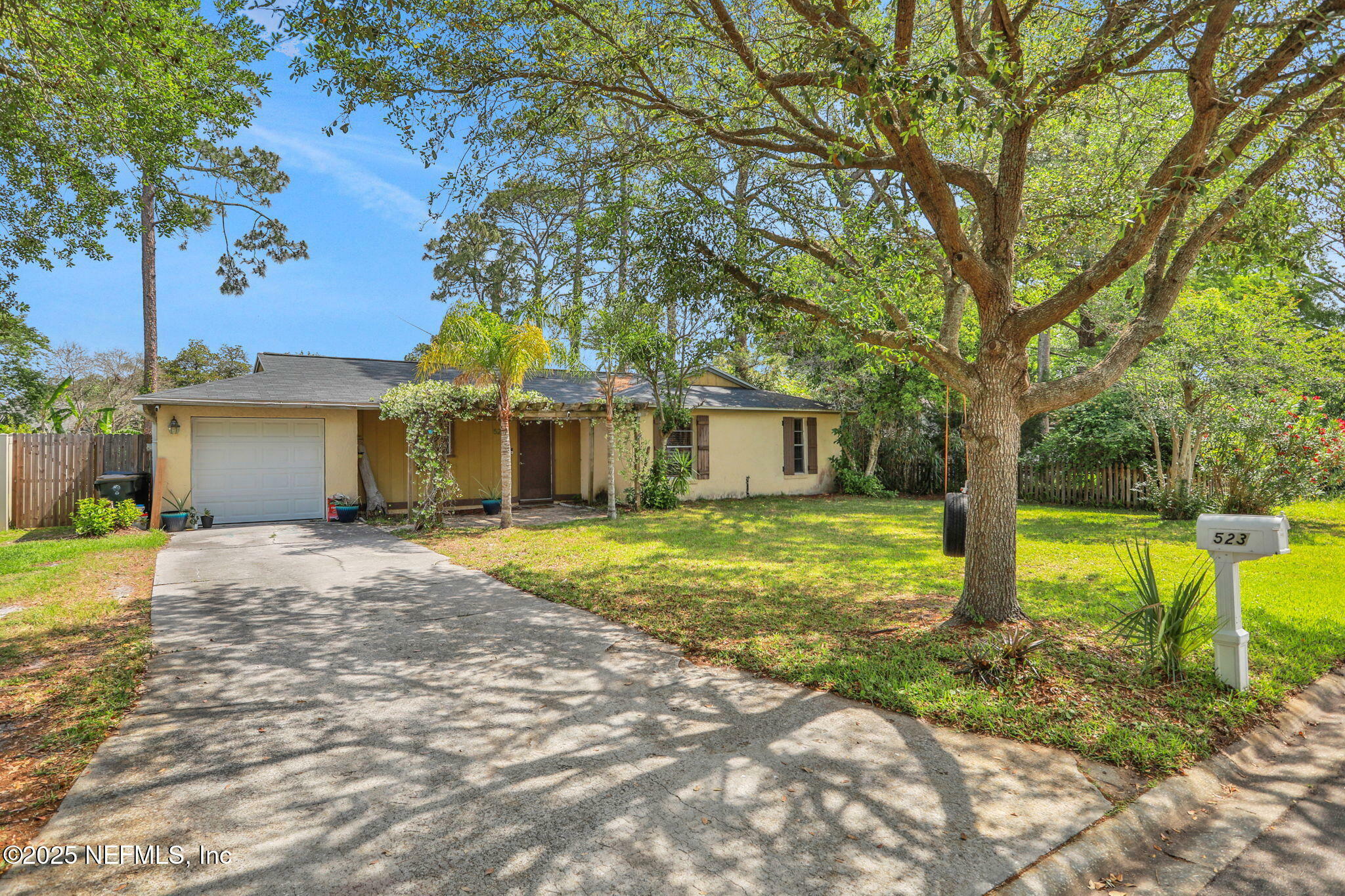 Property Photo: 523 Cruiser Lane FL 32233
