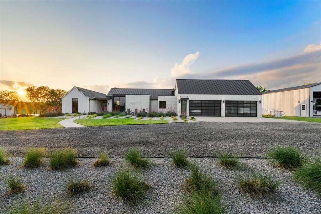 Property Photo:  1800 Moseley Road  TX 75119 