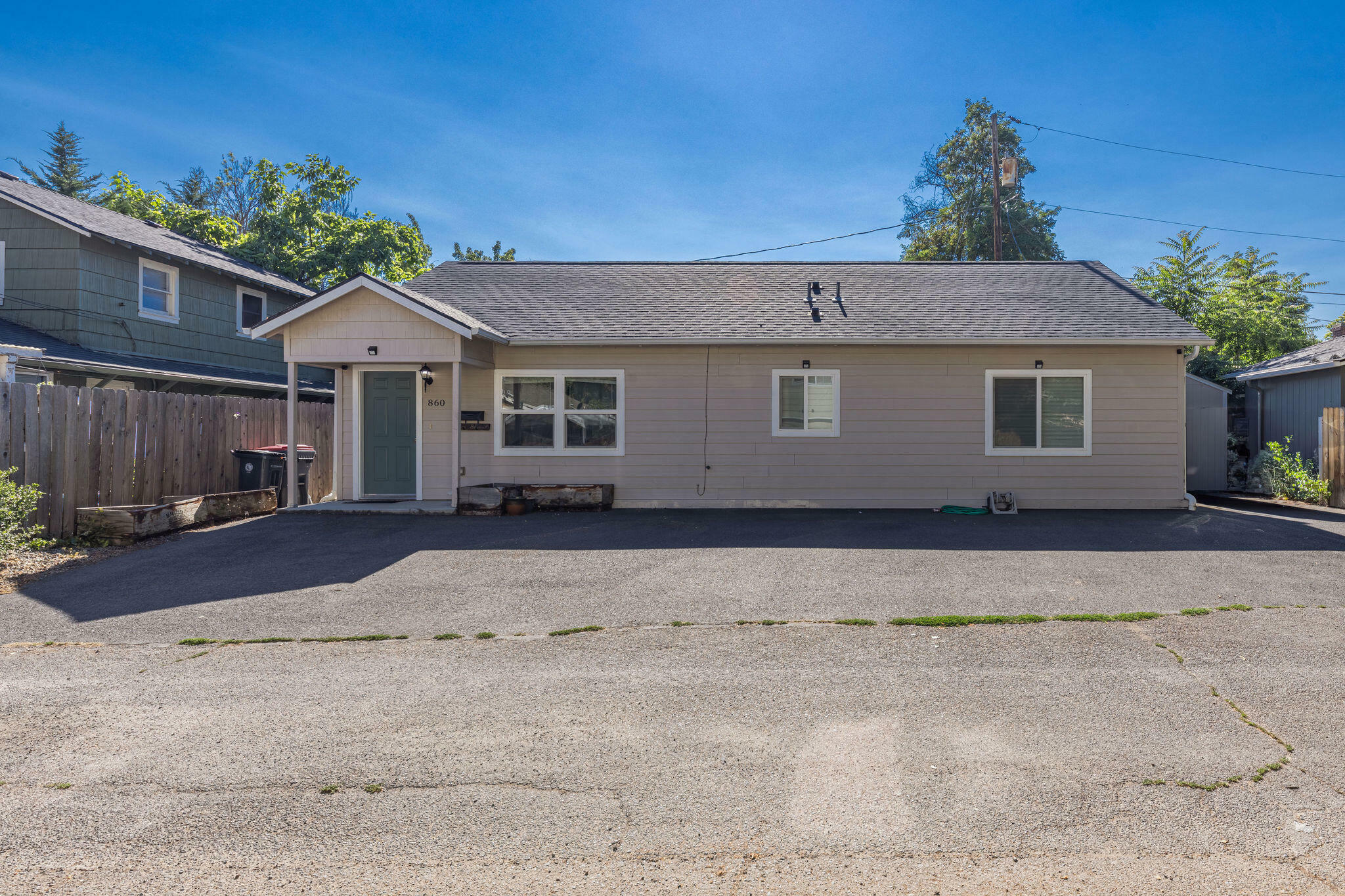 Property Photo: 858 E 9th Street OR 97504