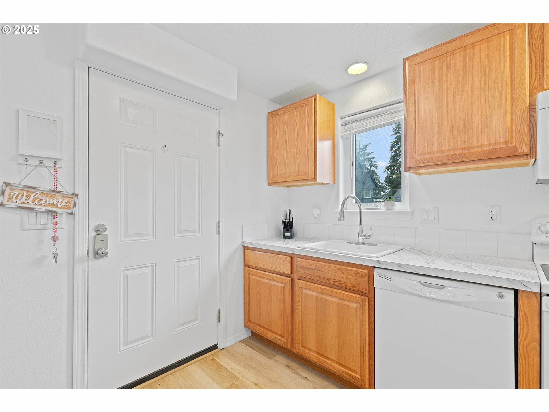 Property Photo: 132 SE 119th Ave OR 97216