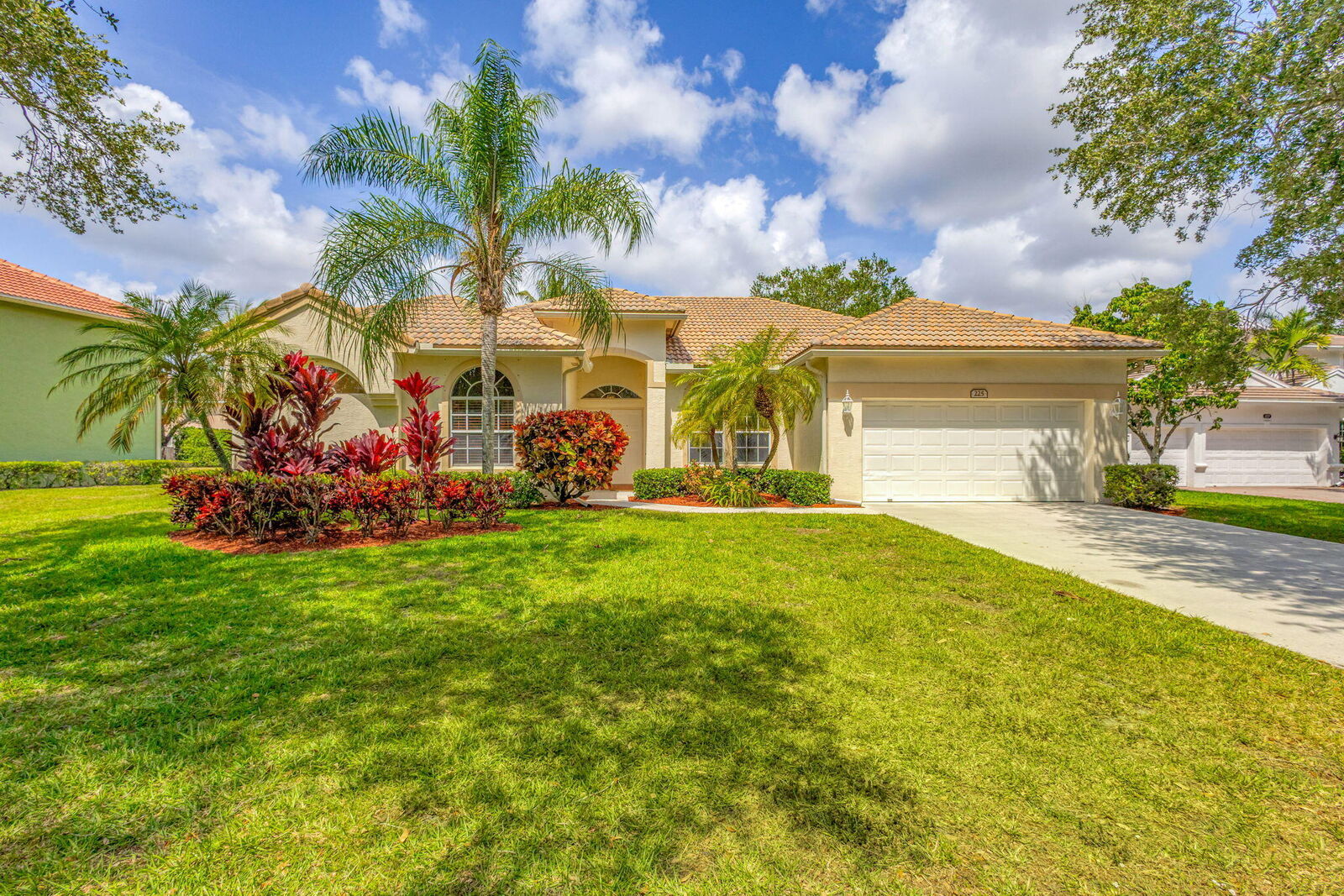 Property Photo:  225 Blackbird Lane  FL 33458 