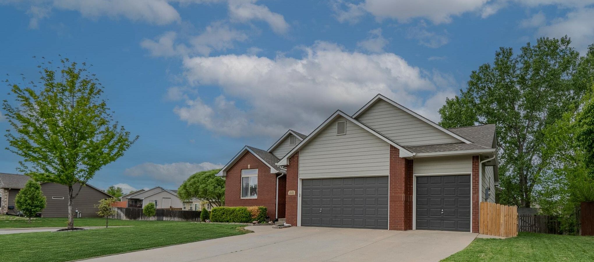 Property Photo: 1321 S Ravenwood Ct KS 67037