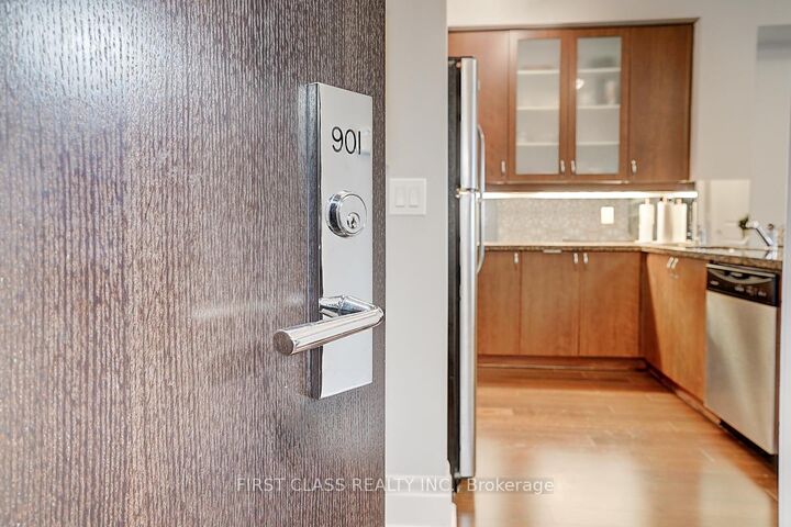 Property Photo: 131 Upper Duke Crescent 901 ON L6G 0C9