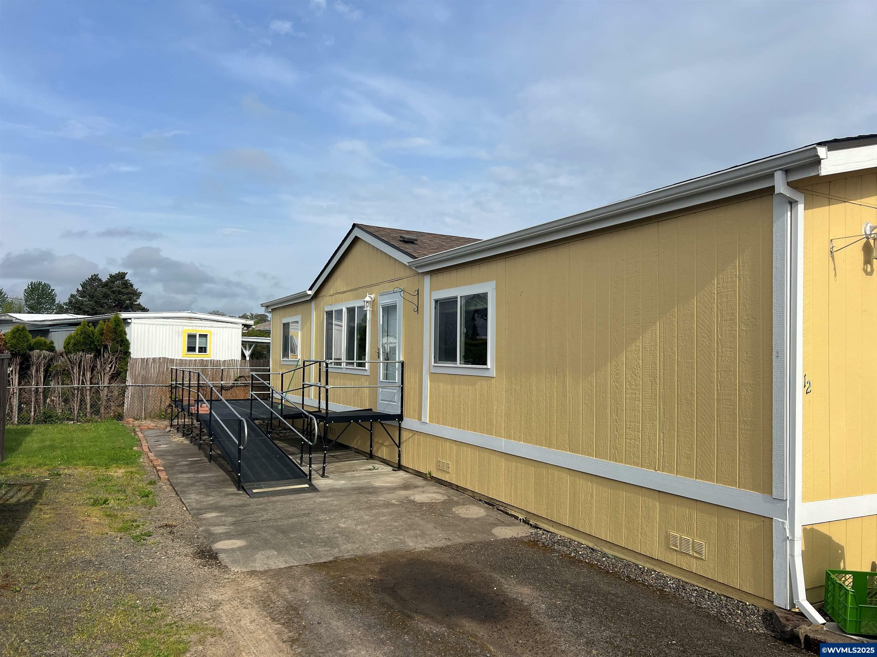 Property Photo: 1732 Pine St NE 12 OR 97381