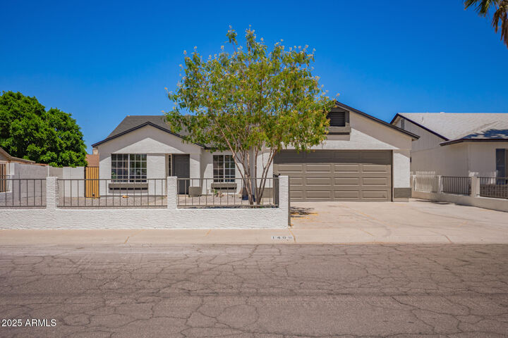 Property Photo: 1408 E Carson Road AZ 85042