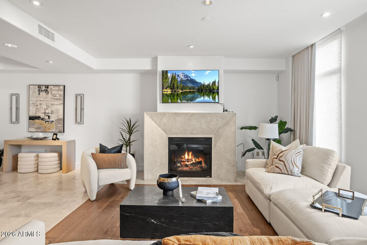 Property Photo: 2402 E Esplanade Lane 204 AZ 85016