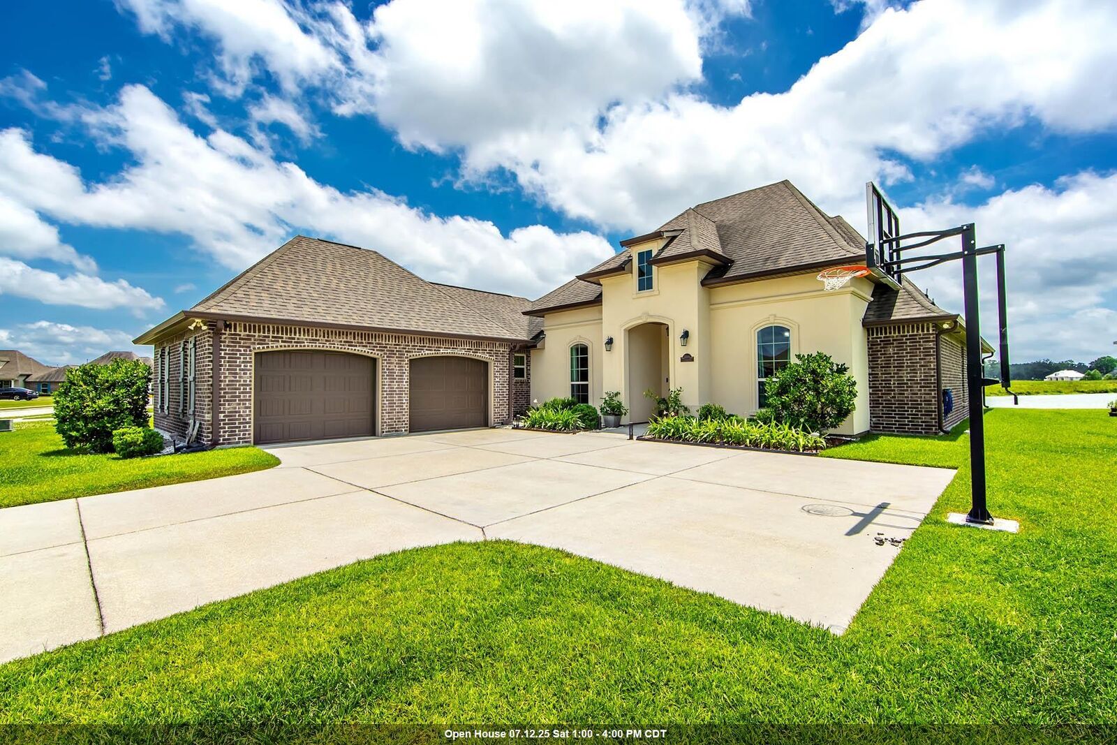 Property Photo:  306 Royal Oak Boulevard  LA 70301 