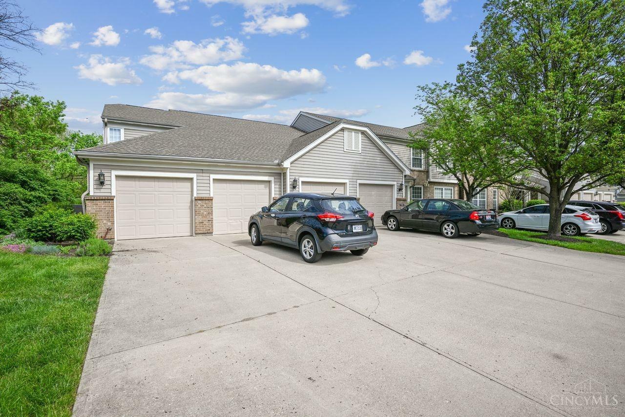 Property Photo: 722 Castlegate Lane OH 45231
