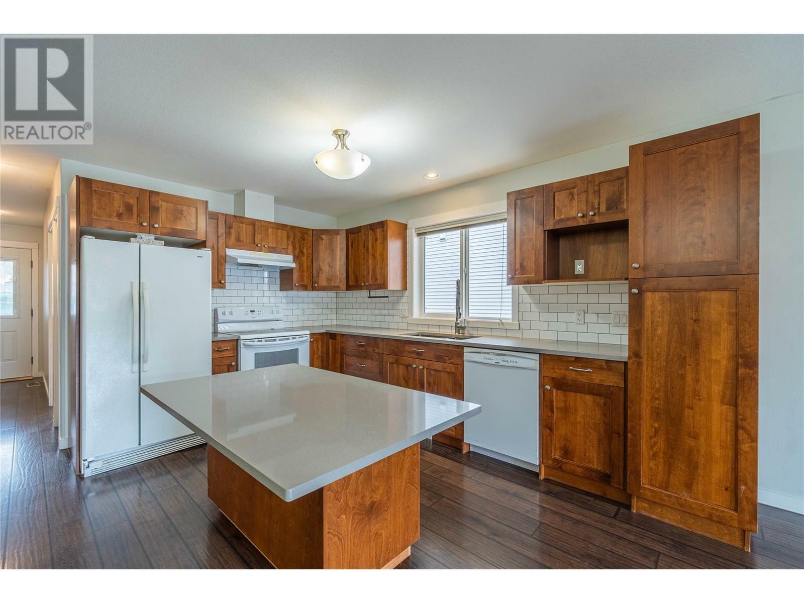 Property Photo: 1836 Greenfield Avenue 33 BC V2B 8T2