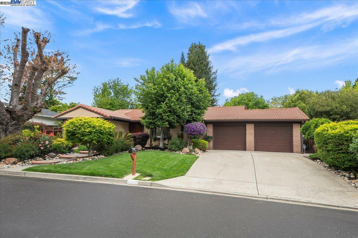 Property Photo: 112 Baldwin Dr CA 94526