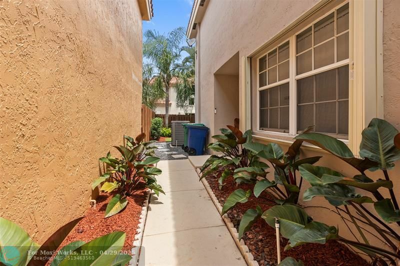 Property Photo: 10735 S Saratoga Dr FL 33026