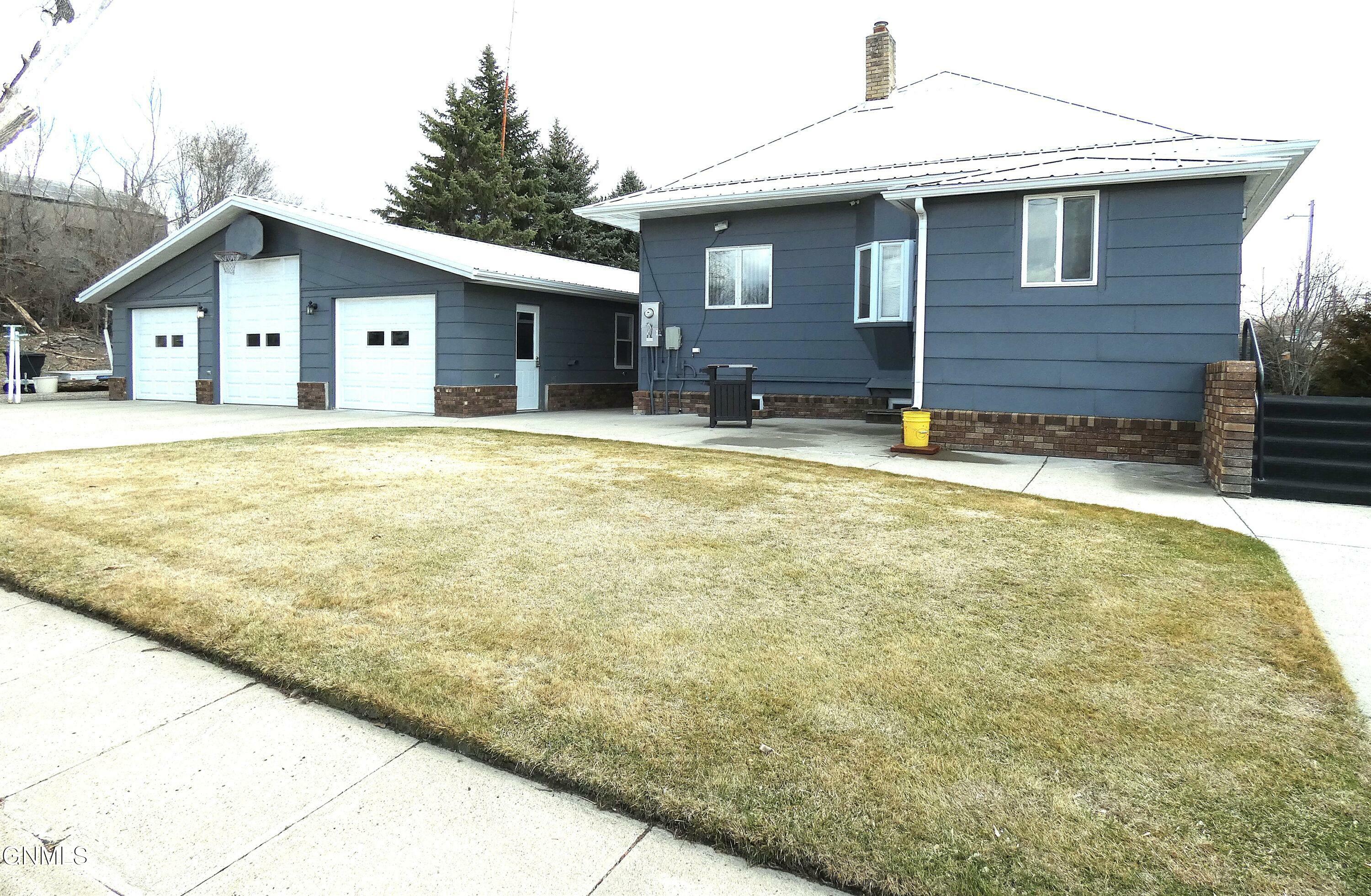 Property Photo: 200 Sampson Avenue W ND 58552