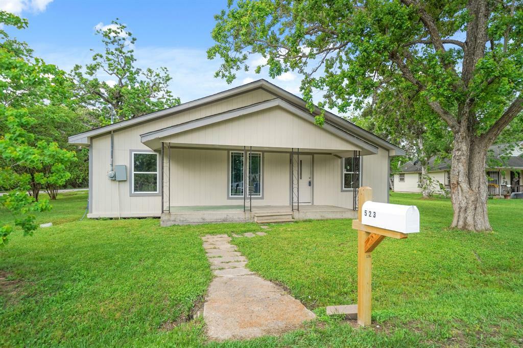 Property Photo: 523 E Davitt Street TX 77434