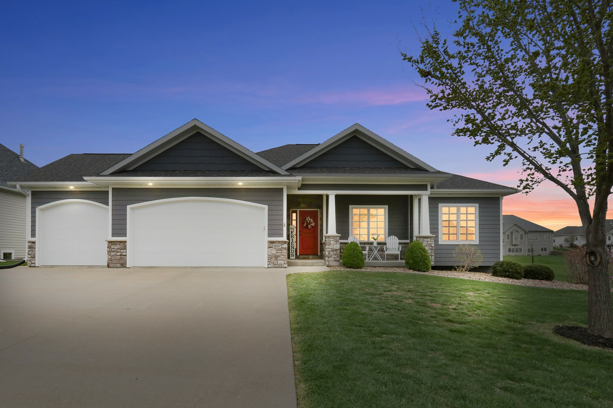Property Photo: 1007 Lake View Drive IA 50219