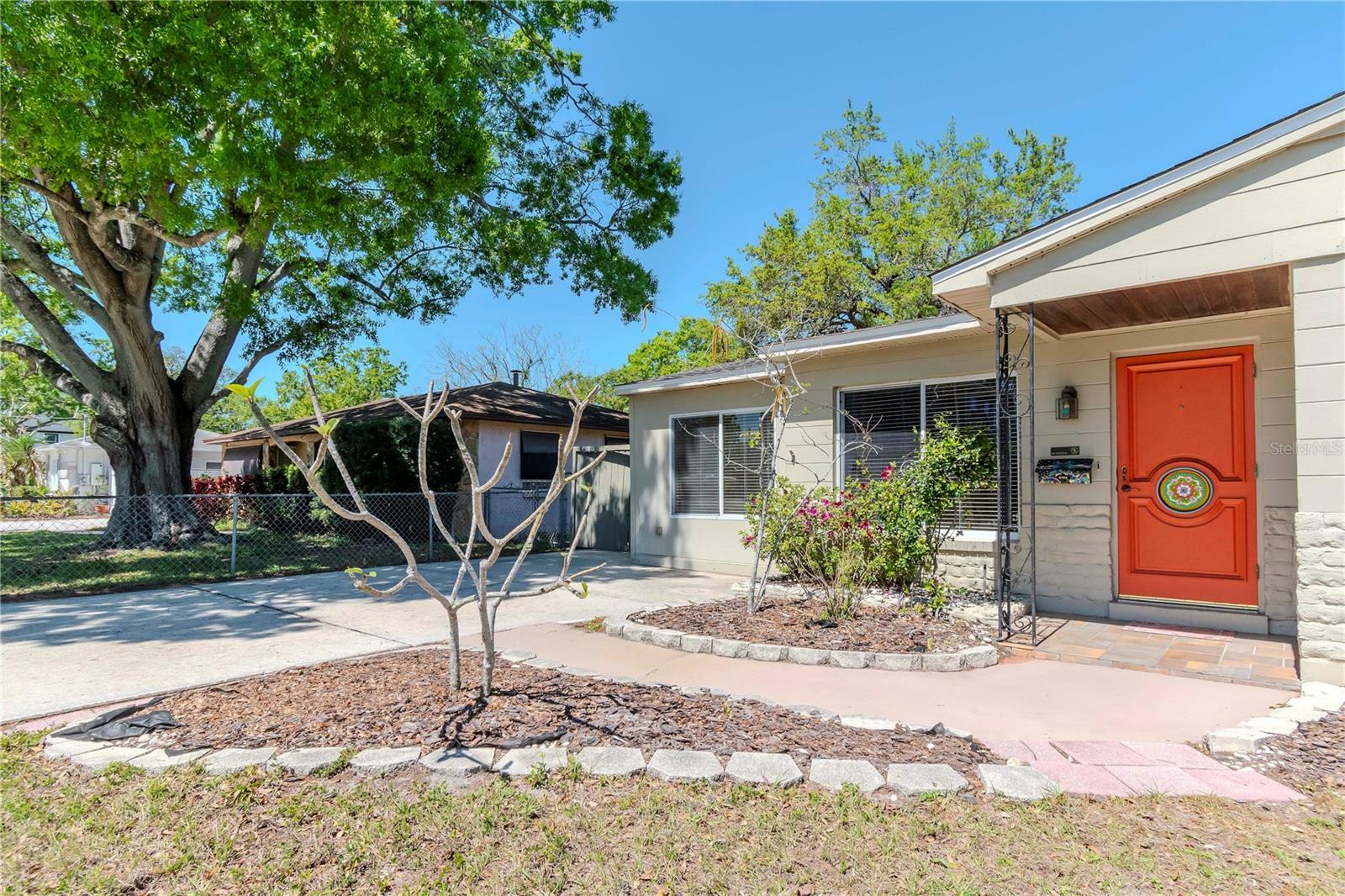 Property Photo: 4425 W Bay Villa Avenue FL 33611