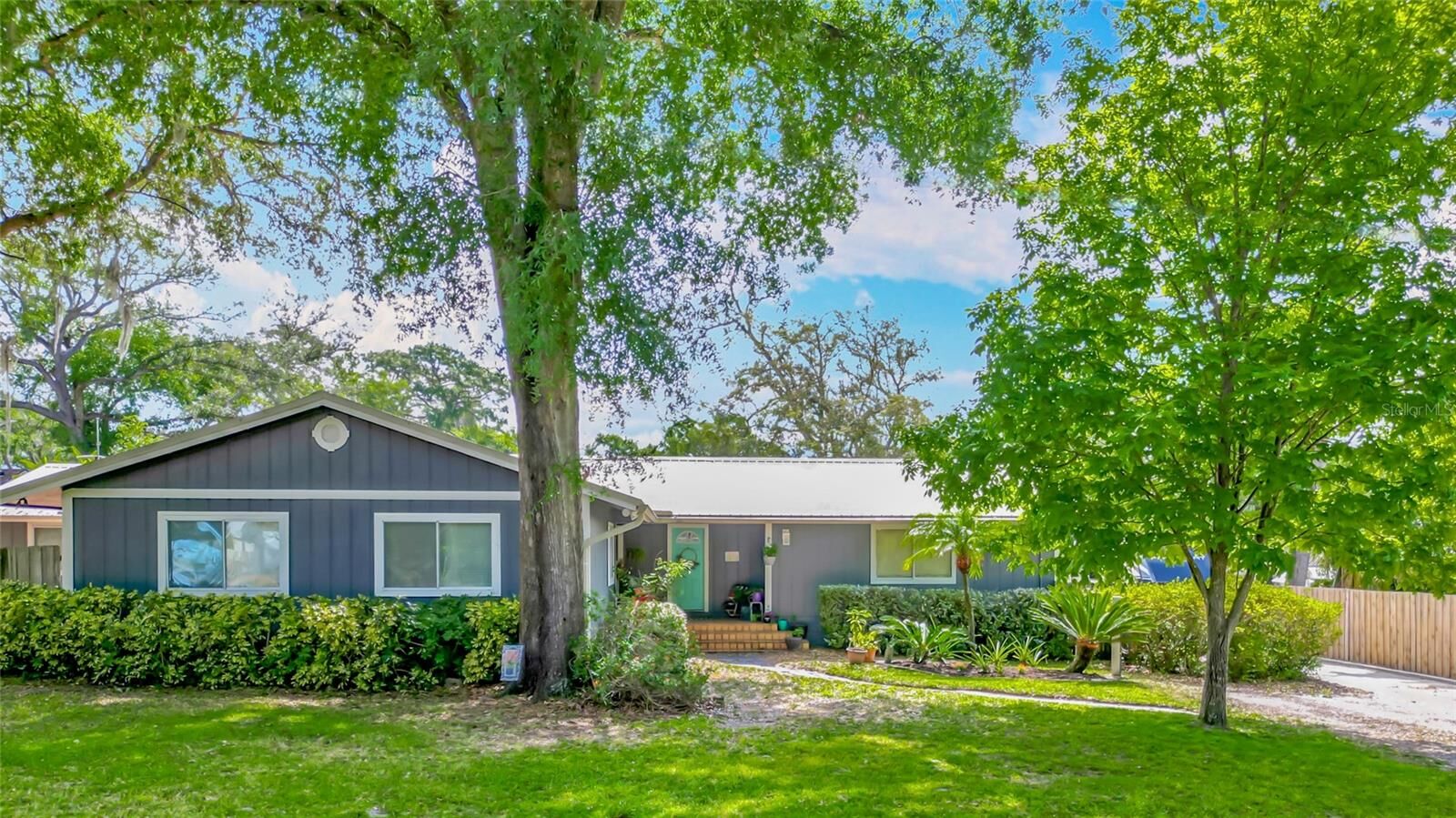 Property Photo: 105 Elizabeth Avenue FL 32701
