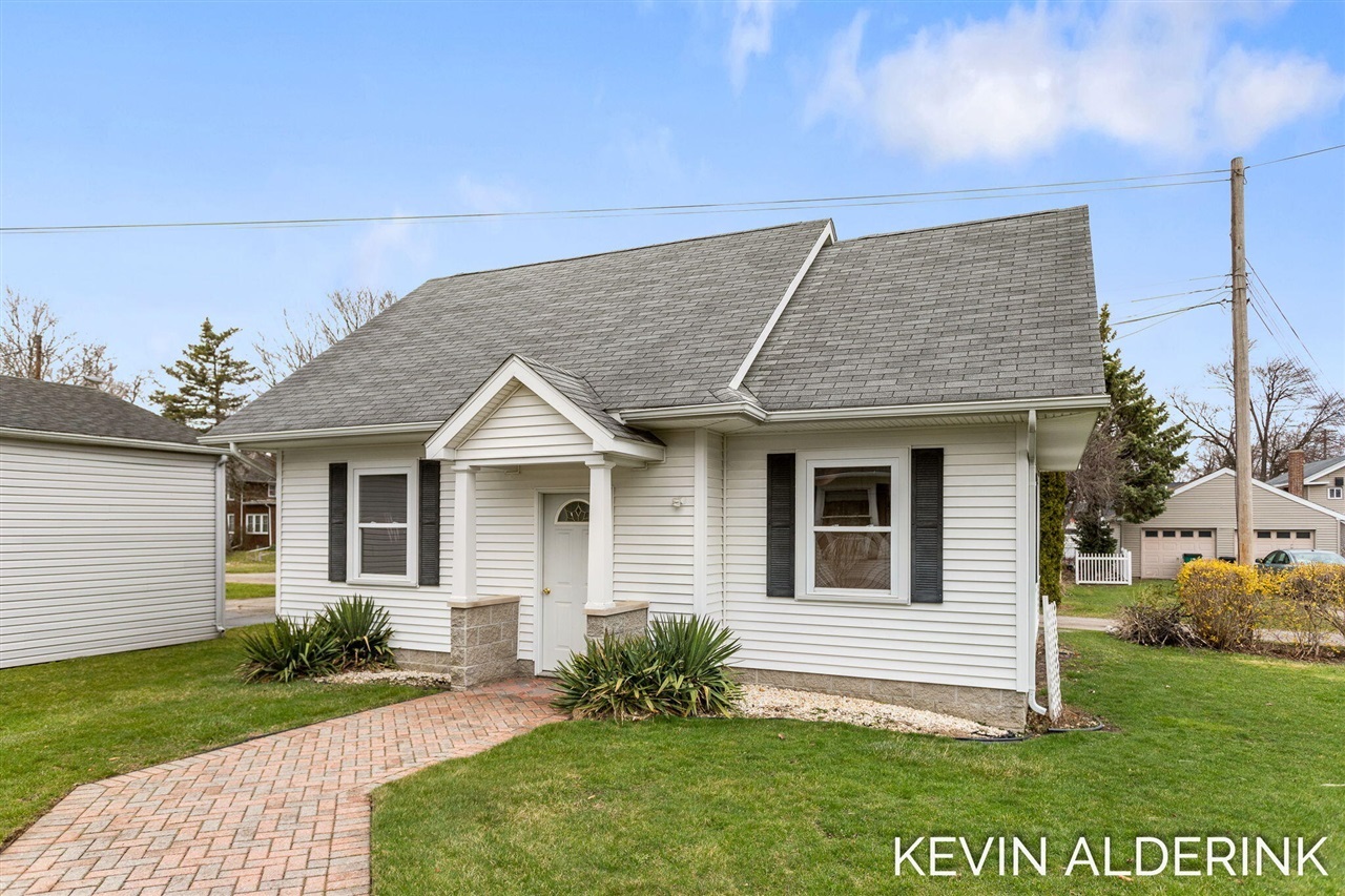 Property Photo: 201 N Woodworth Street MI 48817-1354