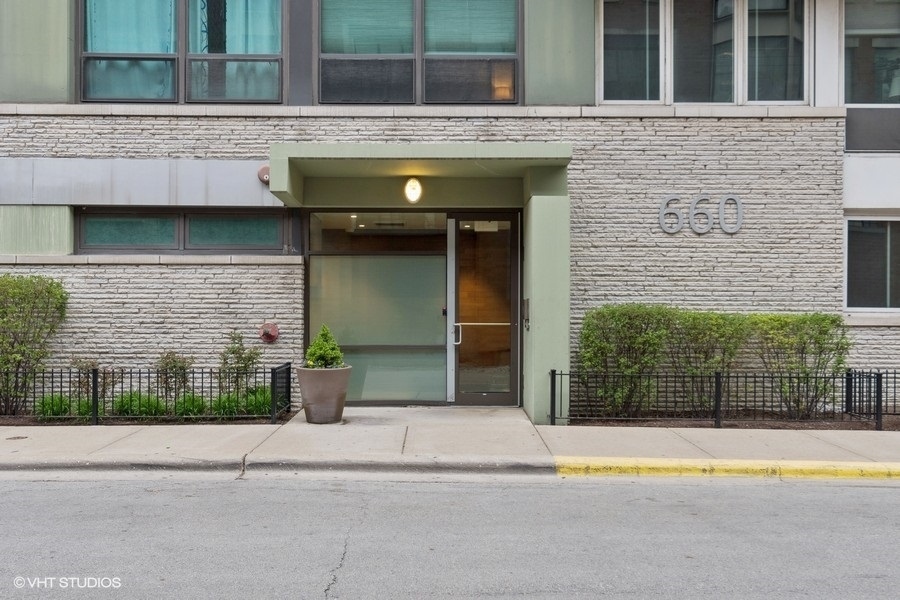 Property Photo: 660 W Wayman Street 701 IL 60661