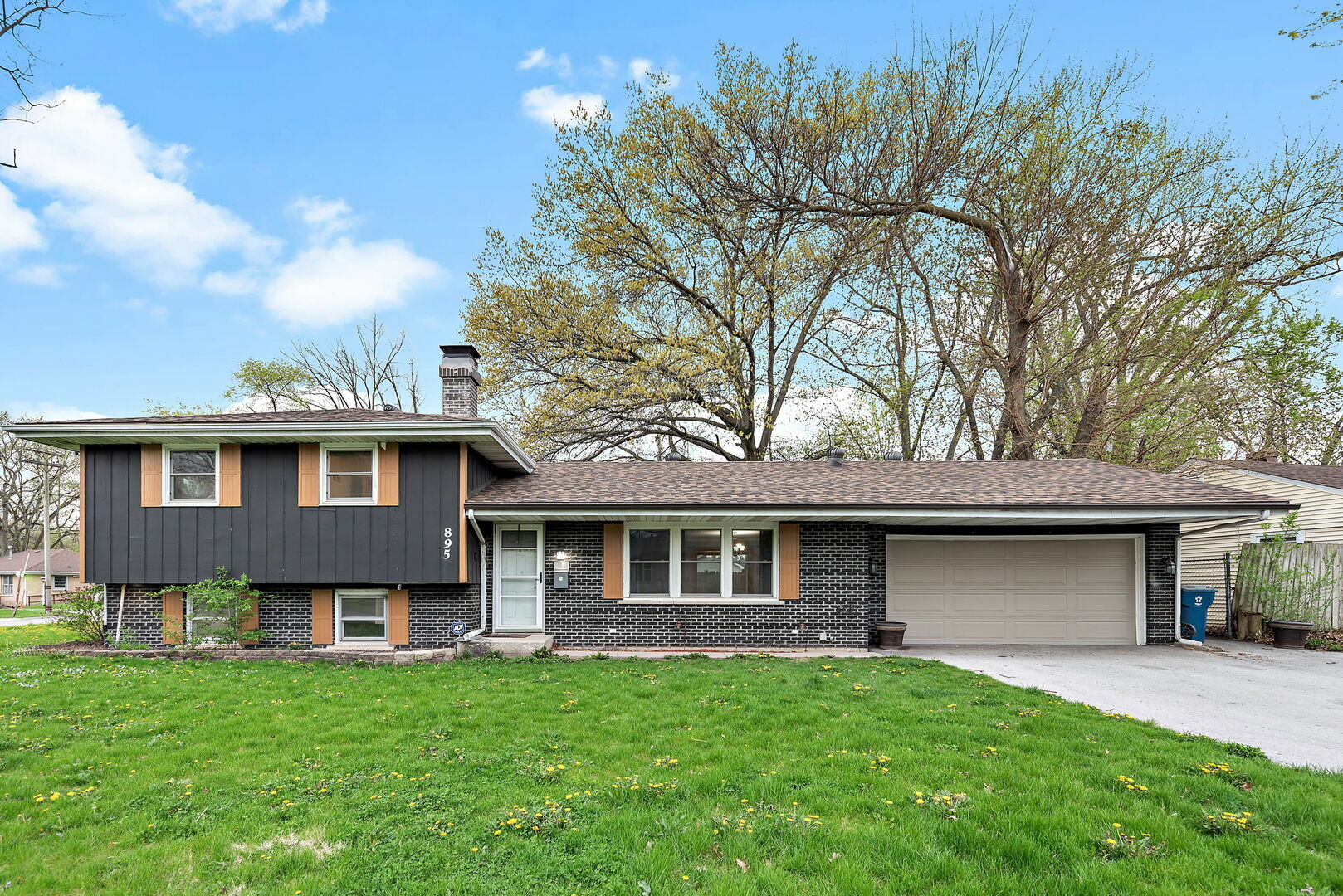 Property Photo: 895 Country Club Drive IL 60901