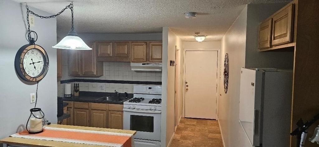 Property Photo:  5 Greenbriar Dr 105  MA 01864 