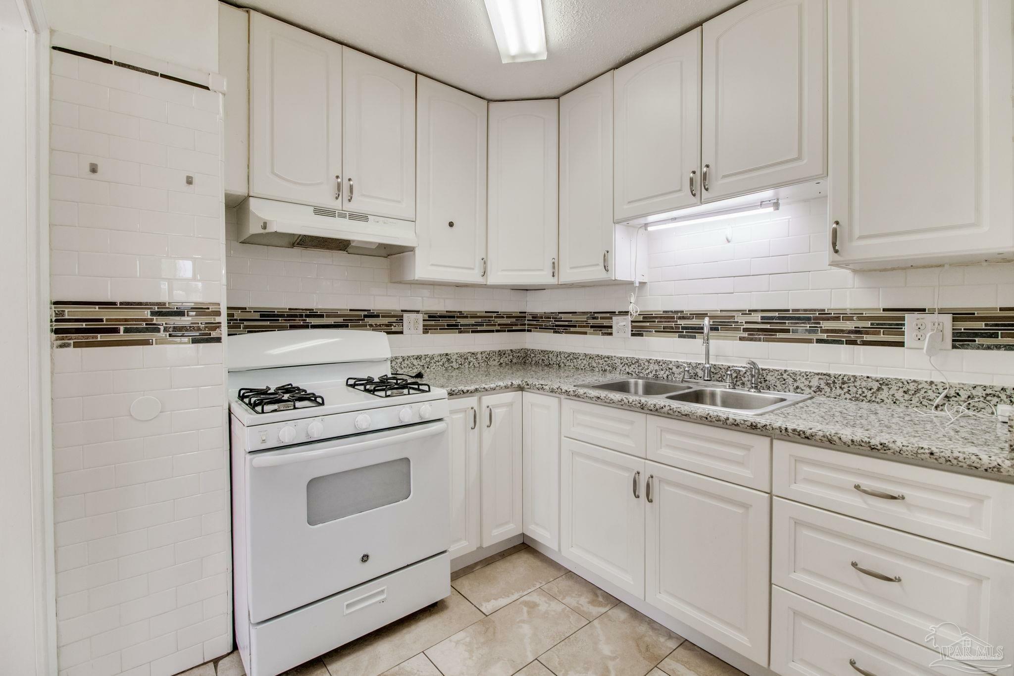 Property Photo: 22 Gloucester Ave FL 32505