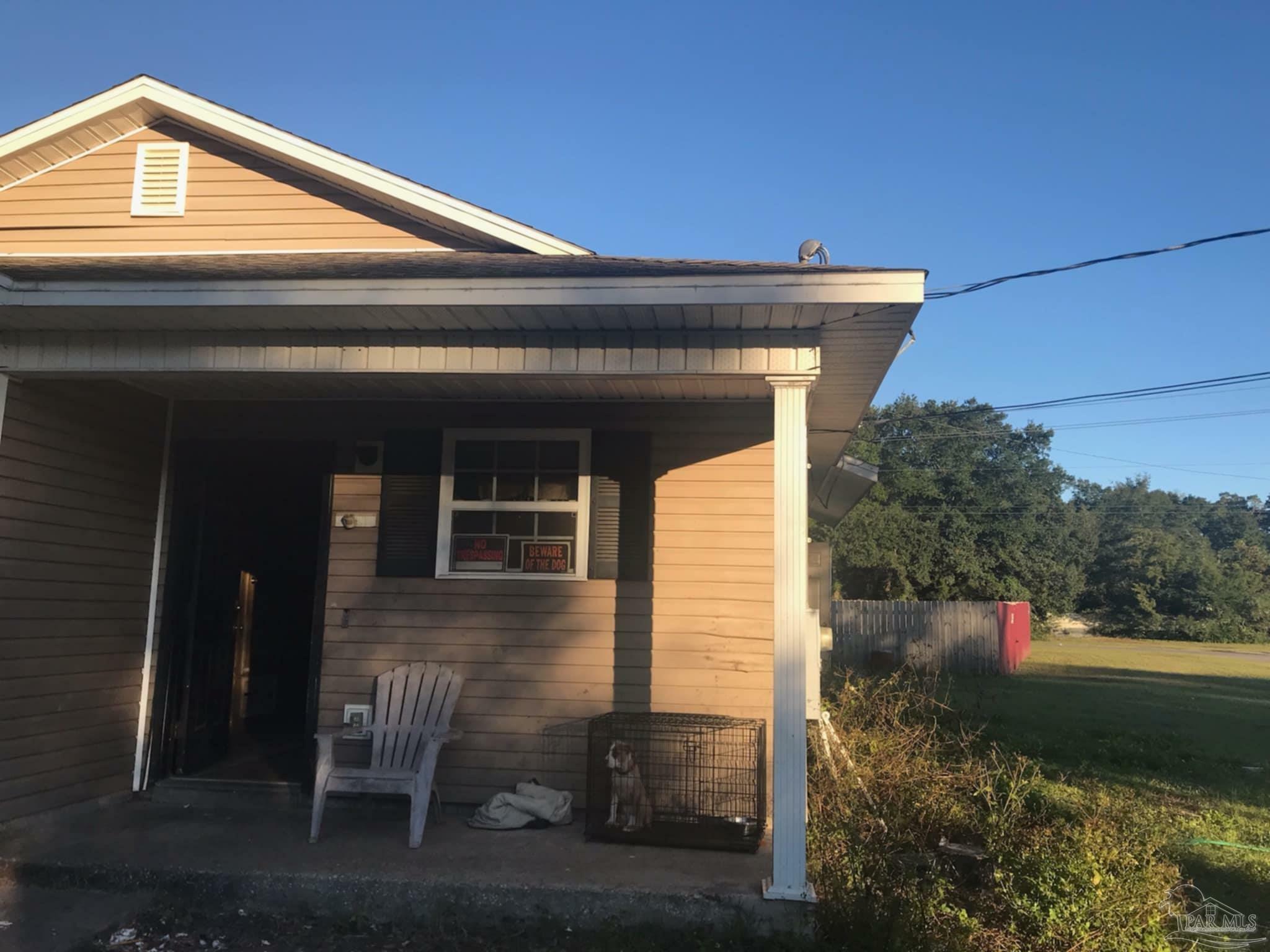 Property Photo: 2208 Oakwood Ave FL 32505