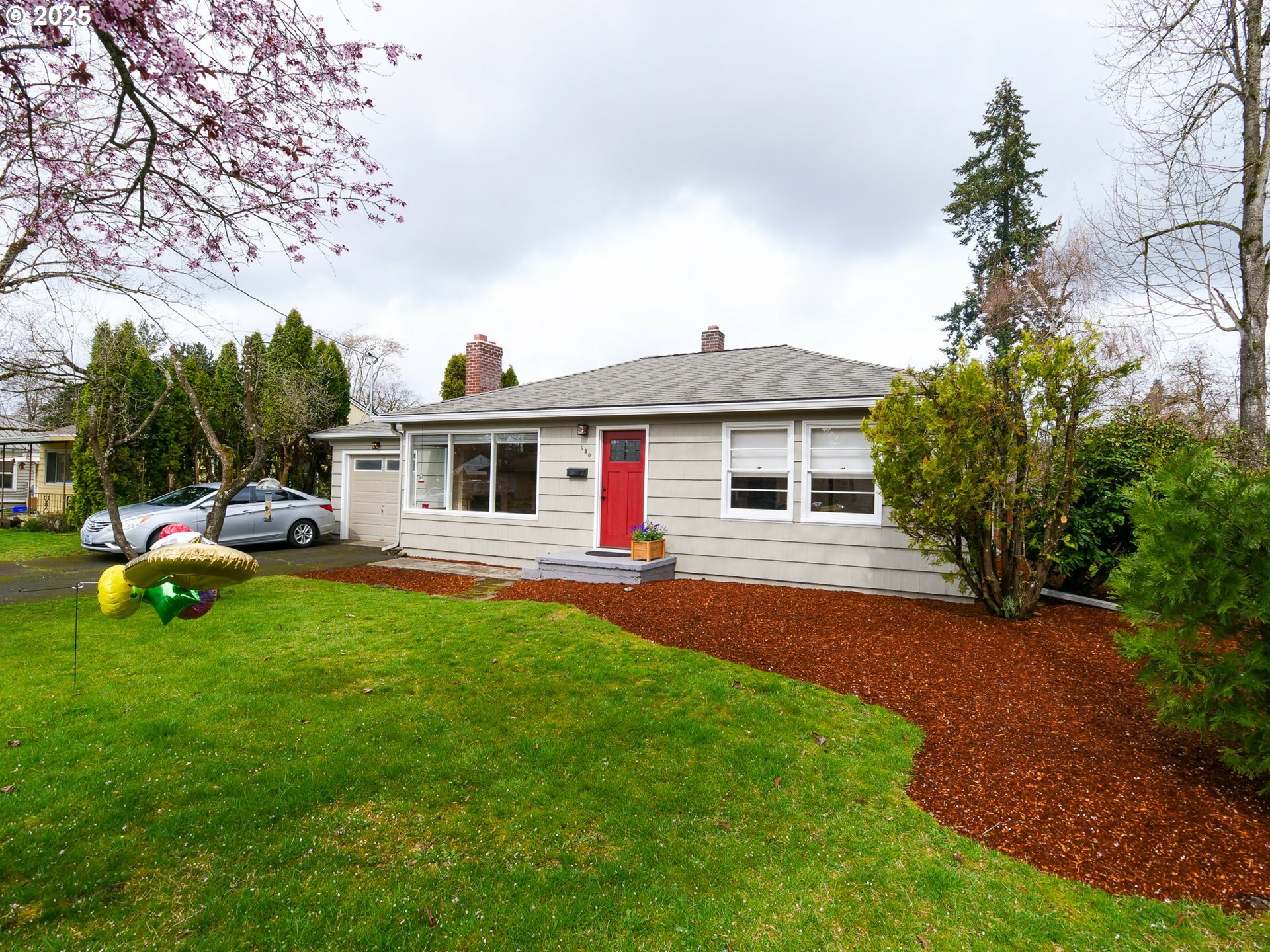 Property Photo: 580 E Berkeley St OR 97027