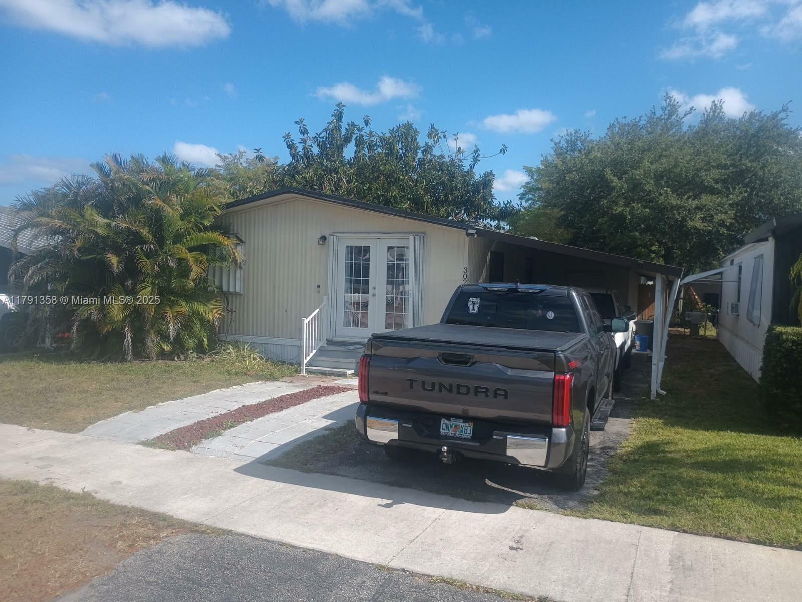 Property Photo: 3024 SW 51st St FL 33312