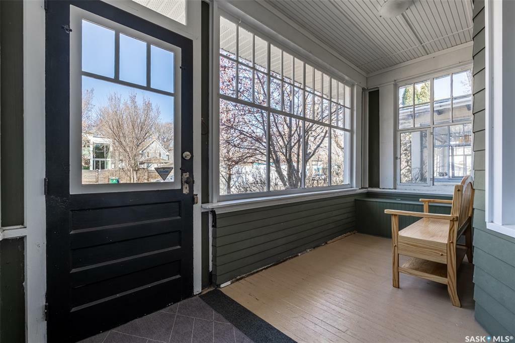 Property Photo: 413 Lansdowne Avenue SK S7N 1C8