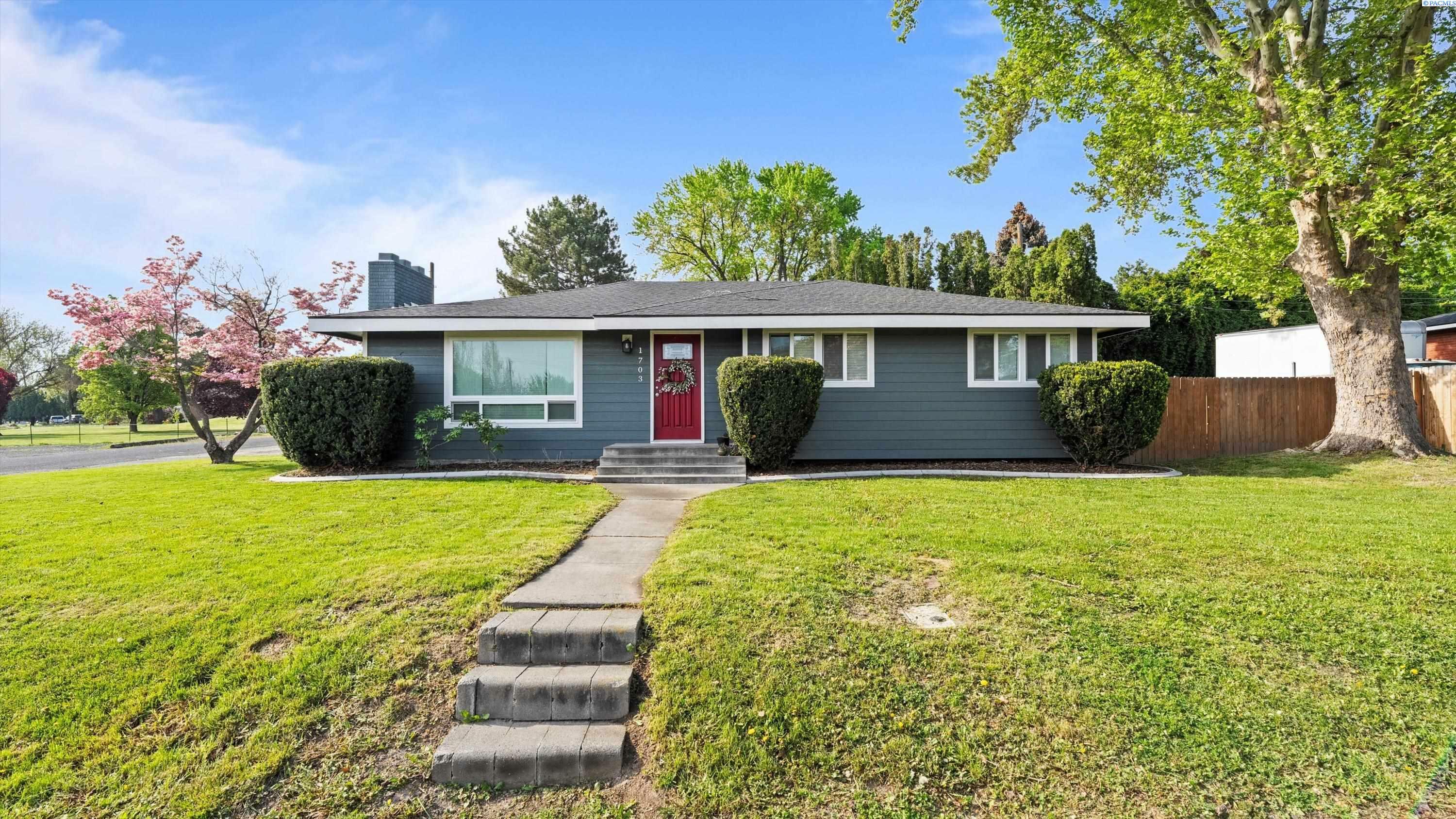 Property Photo: 1703 W 11th Ave WA 99337