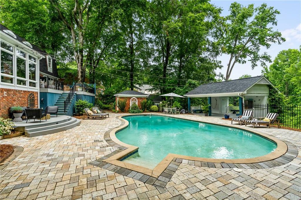 Property Photo: 40 Kemp Road E NC 27410