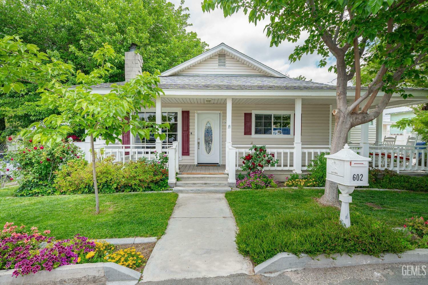 Property Photo: 602 Rose Avenue CA 93268