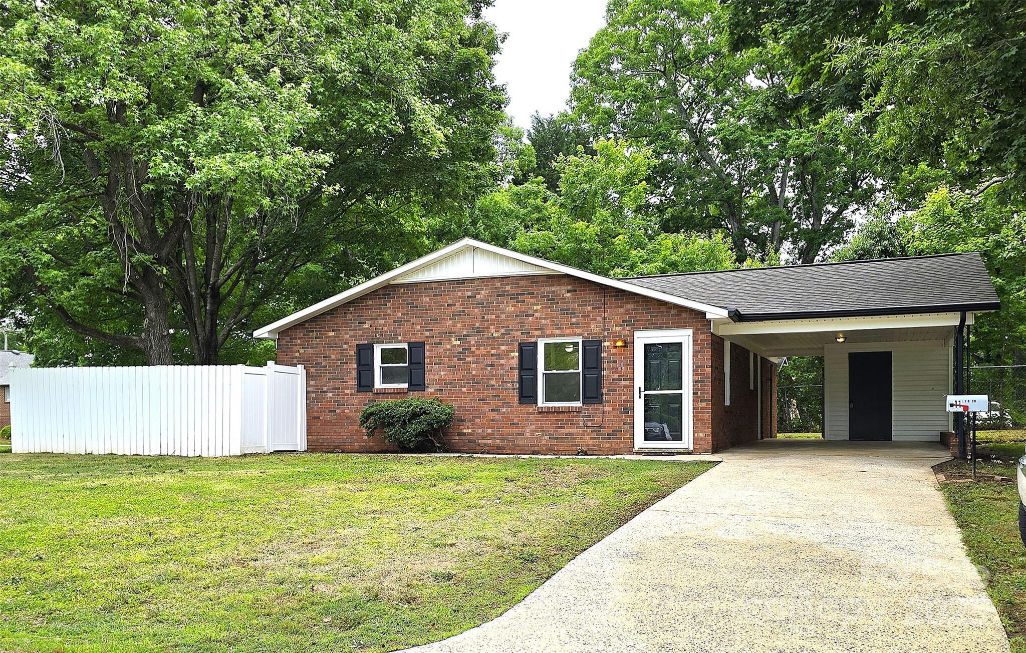 11 N 10th Avenue  Maiden NC 28650 photo